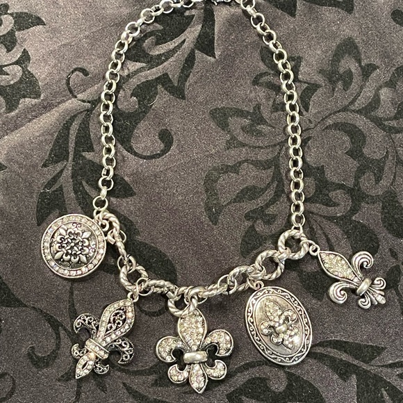 NWT! BeAuTiFuL Bold Silver Fleur de Lis Necklace! ⚜️❤️🤩 - Picture 6 of 7